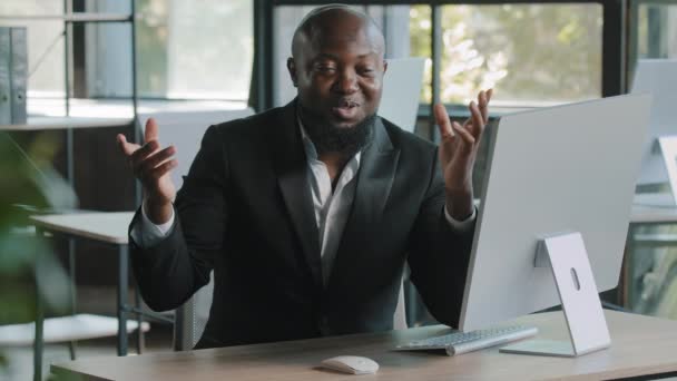 Webcam προβολή ενηλίκων χαμογελώντας αρσενικό αφροαμερικανός καθηγητής καθηγητής 40 επιχειρηματίας καθίσει στο γραφείο coworking συζήτηση χώρο στην κάμερα εξηγήσει εκπαιδευτική πληροφορία κλήρωση γραφικών γραμμή στον αέρα gesticulating - Πλάνα, βίντεο