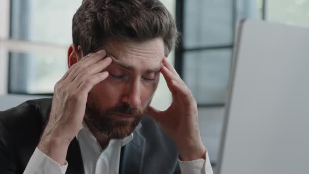 Очень устал разочарованный белый бородатый 40-х бизнесмен работник расстроен грустный менеджер чувствовать себя напряженным смотреть на экран компьютера страдают от потери работы плохие новости беспокоятся о проблеме не удалось запуск проблемы в офисе - Кадры, видео