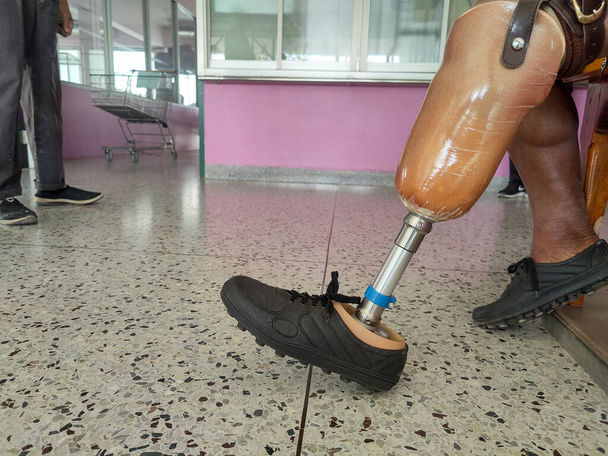 BK disability using and training leg prothesis - Foto, immagini