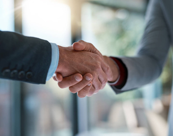 Слияние ради успеха. Два неузнаваемых бизнесмена пожали друг другу руки после заключения сделки в офисе - Фото, изображение