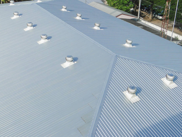 Hermoso techo de chapa de metal gris en construcción comercial. - Foto, imagen