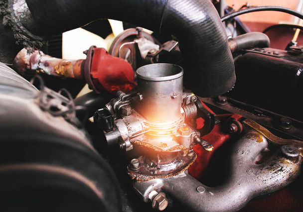 Throttle valve is hot in the engine compartment of the car. - Foto, Imagem