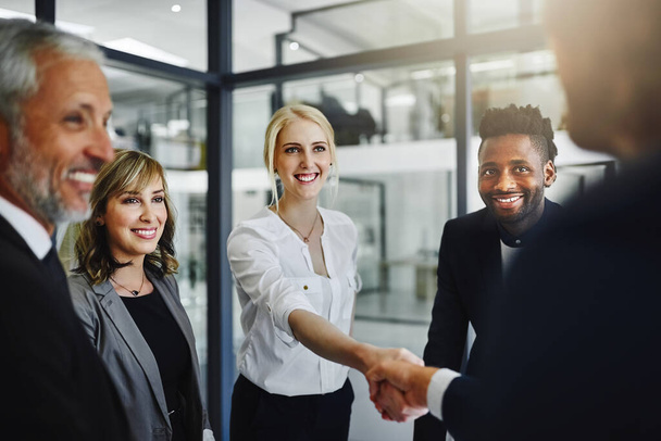 Well no doubt work very well together. businesspeople shaking hands in an office - Fotoğraf, Görsel