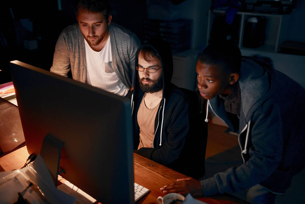 Сосредоточься на коде. молодые программисты, работающие допоздна в офисе - Фото, изображение