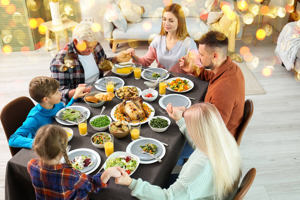 Familie feiert Erntedank zu Hause - Foto, Bild