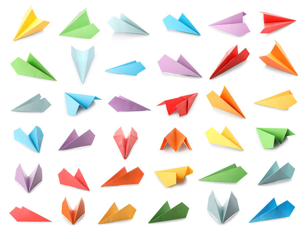 Σύνολο πολύχρωμων χάρτινων αεροπλάνων που απομονώνονται σε λευκό  - Φωτογραφία, εικόνα
