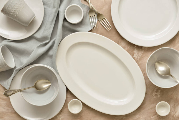 Set of clean tableware on grunge background, top view - Foto, afbeelding