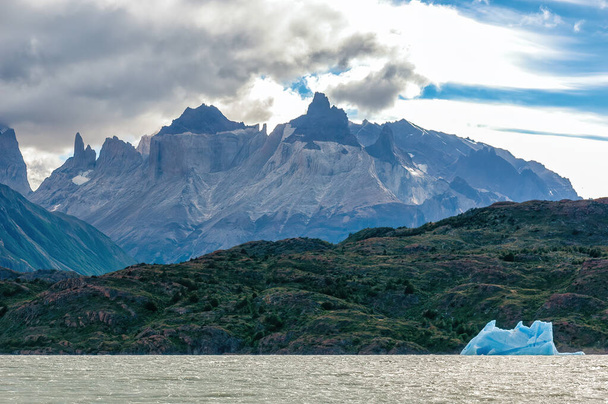 Jäätikön jää kelluu järvellä Torres del Paine - Valokuva, kuva