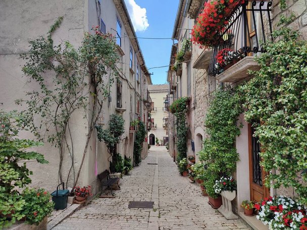 Oratino, Molise, Italy - July 13, 2022: Glimpse of the village from the alleys of the historic center - Fotografie, Obrázek