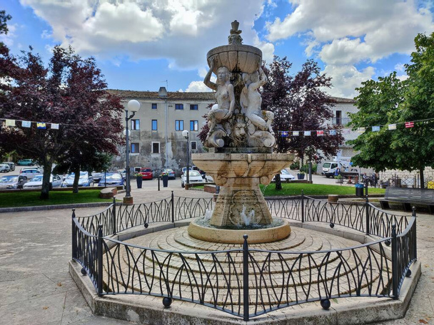 Оратіно, Моліза, Італія - 13 липня 2022: Фонтан пам'яті, створений 2001 року скульптором Ренато Чіокіо на кальці Бельведер Уго - Фото, зображення