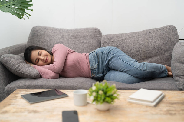 giovane donna asiatica dormire sul divano a casa
. - Foto, immagini