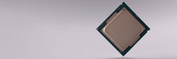 Detailní záběr malé centrální procesorové jednotky, procesorový čip na šedém pozadí. Štěpkoviny a mikroobvody, moderní technologie, inovace, koncepce vývoje - Fotografie, Obrázek