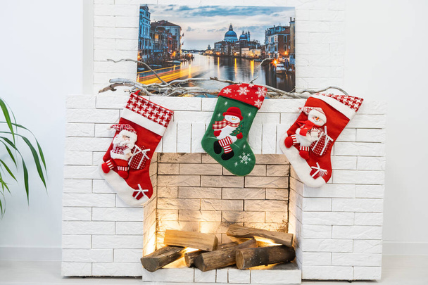 Різдвяні шкарпетки для подарунка Миколая звисають над каміном у будинку. - Фото, зображення