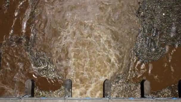 Αεροφωτογραφία του νερού που απελευθερώνεται από το κανάλι αποχέτευσης του φράγματος σκυροδέματος είναι ένας τρόπος υπερχείλισης του νερού κατά την εποχή των βροχών. Κάτοψη της θολό καφέ δασικό νερό ρέει από ένα φράγμα στην αγροτική βόρεια Ταϊλάνδη. - Πλάνα, βίντεο