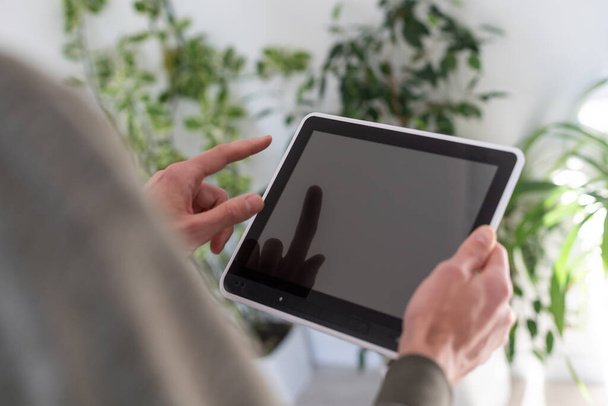 man holding digital tablet, closeup. - Foto, Bild