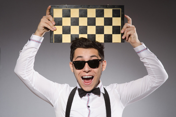 Zabawny szachista z planszą - Zdjęcie, obraz