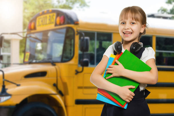 Χαμογελώντας ενεργό άριστη καλύτερος μαθητής μαθήτρια κρατώντας βιβλία και πηγαίνοντας στο σχολείο φορώντας τσάντα. - Φωτογραφία, εικόνα