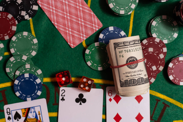 concetto di gioco del poker su tavolo verde. - Foto, immagini