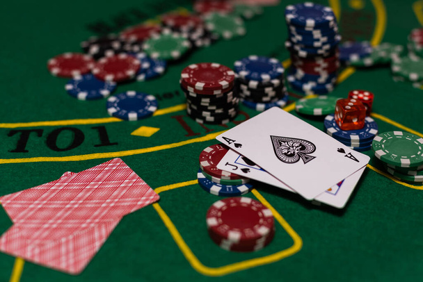 Mesa de casino Black Jack com cartões e fichas. - Foto, Imagem