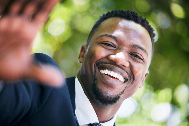 Портретна посмішка щасливого бізнесмена в місті протягом літа посміхається і виглядає щасливою в сонячний день. Африканський американський підприємець чоловічої статі з щастям на обличчі через успіх у роботі.. - Фото, зображення