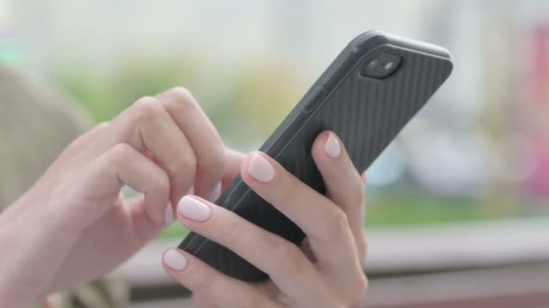 Close Up of Woman Hand Using Smartphone Outdoor - Felvétel, videó