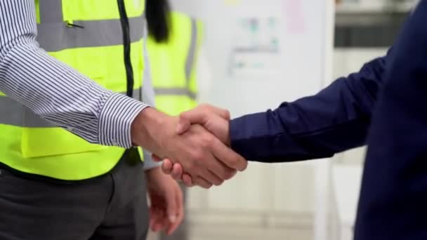 Competent businessman and engineer shake hands after successfully concluding a trading arrangement or business meeting. - Filmmaterial, Video