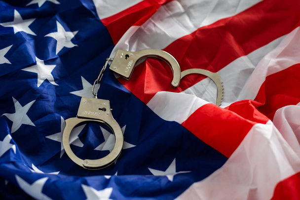 поліцейські наручники на прапорі США крупним планом
, - Фото, зображення