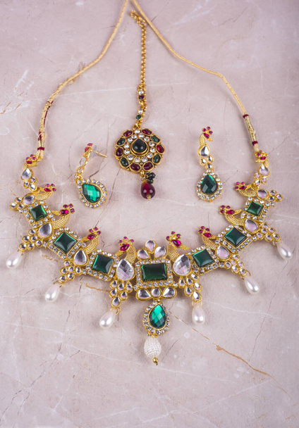 Beaux colliers bijoux et boucles d'oreilles sur fond de marbre - Photo, image