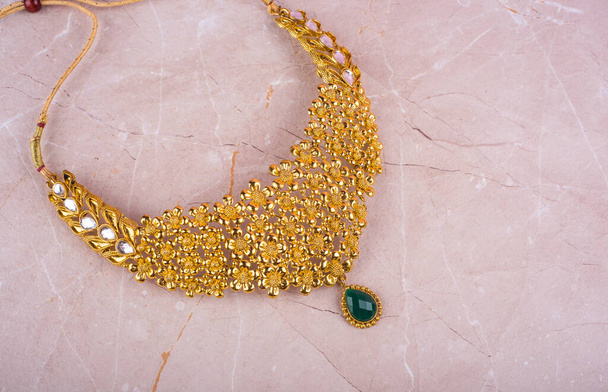 Bella collana di gioielli con pietre preziose - Foto, immagini