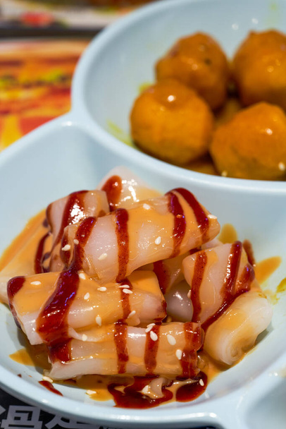 Вкусное блюдо в гонконгском стиле, рисовые булочки со смешанным соусом - Фото, изображение