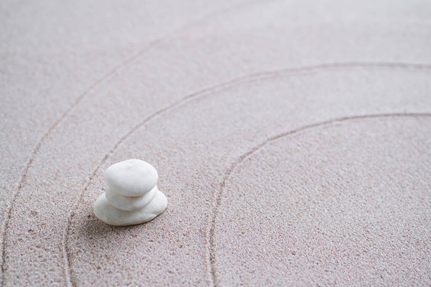 Ιαπωνικό Zen Garden με βότσαλο με γραμμή για Sand.mini πέτρα στην παραλία backgrond Top View και κανένας.Ciircle Rock Balance Ιαπωνία στη φύση.Απλότητα Καθαρότητα ζωή.Χαλαρώστε Αρωματοθεραπεία Spa και Yoga.Βουδισμός - Φωτογραφία, εικόνα