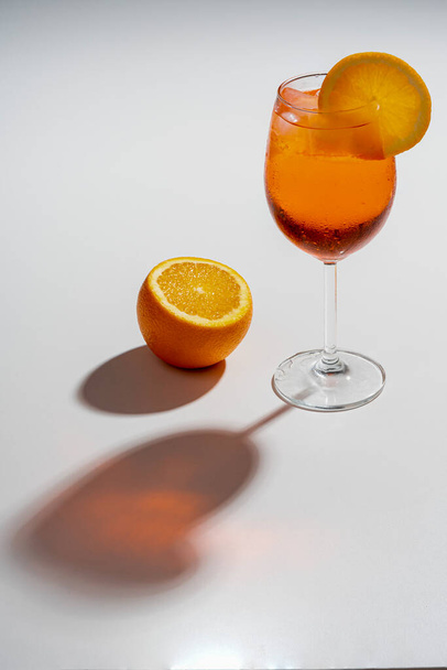 Studio shot of a Spritz cocktail with an orange slice - Foto, Bild