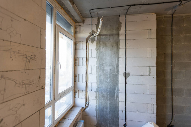 石膏ボード用の金属フレームをインストールする作業プロセス-drywall -アパートで石膏壁を作るための建設中です,改造,改修,拡張,修復と再建. - 写真・画像