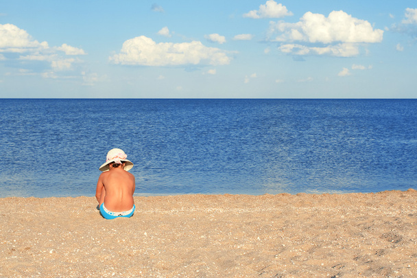 Girl sitting on beach - Fotografie, Obrázek