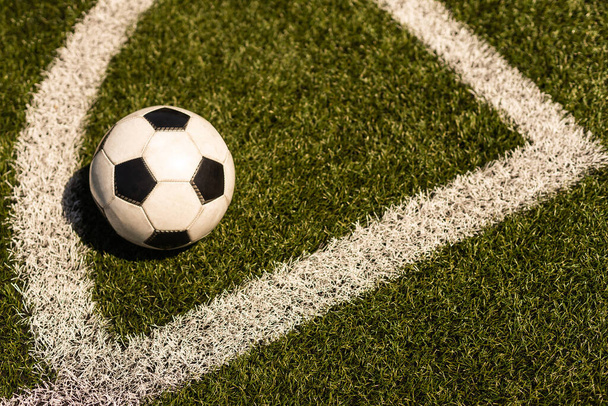 witte en zwarte voetbal bal op groen gras en stadion achtergrond. sportweddenschappen idee - Foto, afbeelding