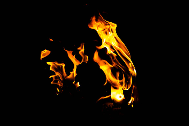 Φωτιά υφή φλόγας. Φλέγον υλικό φόντο. Σχέδιο καύσης. Φλόγα και δάδα ταπετσαρίας. Ζέστη και ομίχλη. Εκμετάλλευση και θερμό υπόβαθρο. - Φωτογραφία, εικόνα
