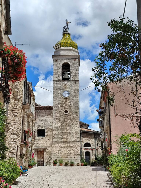 Oratino, Molise, Italy - 13 липня 2022: Church of Santa Maria Assunta in Cielo, датується XIII століттям - Фото, зображення