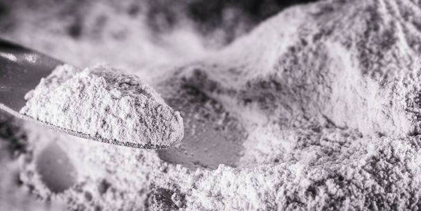 Фосфат, куча фосфорного порошка, используемого в качестве удобрения или компоста, для почвенной коррекции или фосфатирования. Изолированный фон с копипространством - Фото, изображение