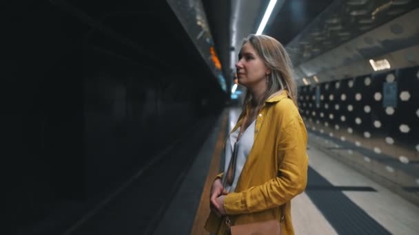 Woman is waiting for the train in the subway. - Filmagem, Vídeo