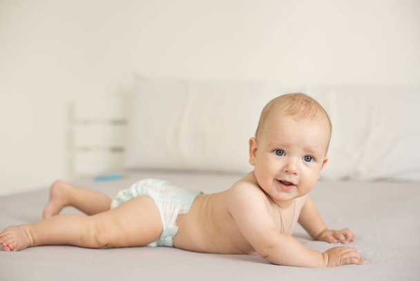 toddler baby on the bed - Foto, afbeelding