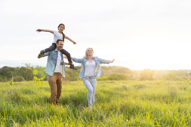 Jeune famille heureuse dans un champ. - Photo, image