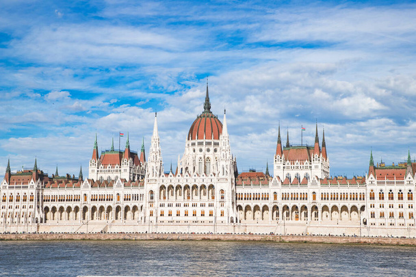 Budapest Stadtsilhouette am ungarischen Parlament und Donau Budapest Ungarn Ungarn - Foto, Bild
