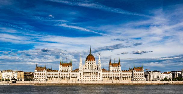 Budapestin kaupungin horisontti Unkarin parlamentissa ja Tonava Budapestissa Unkari - Valokuva, kuva