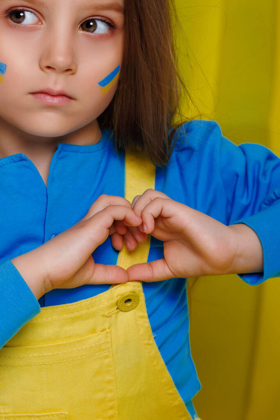 Menina ucraniana vestida na cor da bandeira de seu país. Patriotas do seu país. Filhos da Ucrânia. Foto de alta qualidade - Foto, Imagem