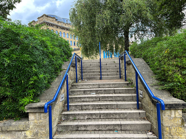 Кроки з синіми ручками, що ведуть до, Дубовий провулок, з вікторіанськими будівлями на відстані близько, Вестборн Грін, Бредфорд, Юк - Фото, зображення