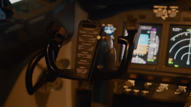 Πίνακας ελέγχου αεροπλάνου με εντολή ταμπλό και μοχλό για να πετάξει τα αεροσκάφη, χρησιμοποιώντας κινητήρα ισχύος σε μηχανή γκαζιού. Cockpit με κουμπιά και πυξίδα ραντάρ, χρησιμοποιώντας πλοήγηση και ανεμοθώρακα. Κλείσε.. - Πλάνα, βίντεο