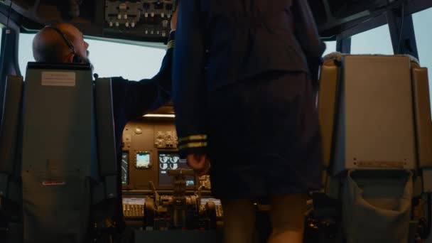 Capitão e mulher co-piloto no cockpit se preparando para voar avião, usando botões de comando do painel para corrigir a altitude e controle de longitude para decolar. Navegação aérea com bússola de radar. - Filmagem, Vídeo