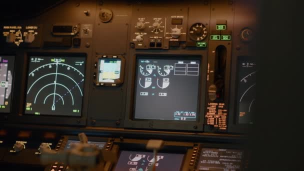 Kontrol panelinde uçuş komutu olan uçak kokpiti ve navigasyon, motor gazı ve radar pusulası için gösterge paneli. Ön camlı, düğmeli ve saplı bir uçak kabini. Kapat.. - Video, Çekim