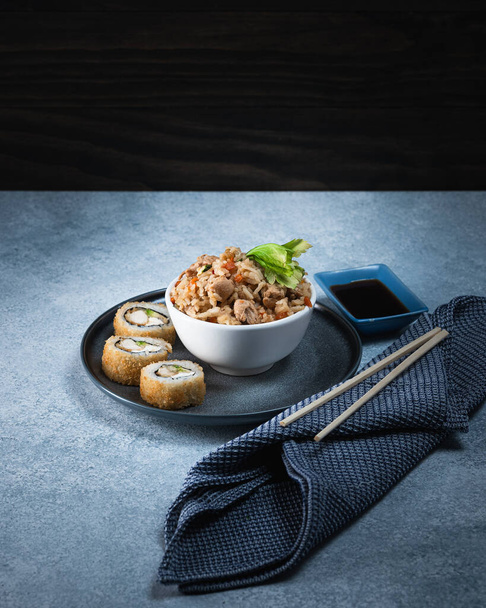 Yakimeshi con roles plato de comida Japonesa Sushi - Фото, изображение