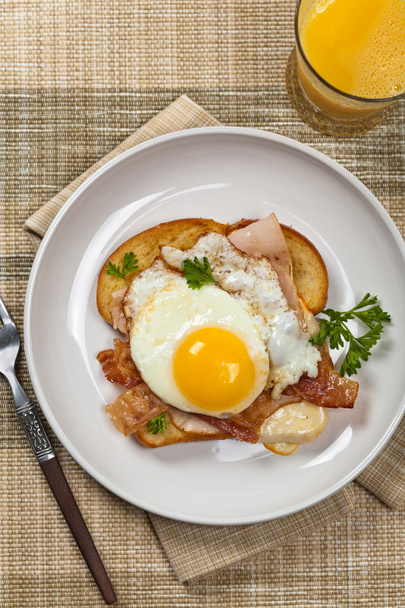 Γαλλικό πρωινό. Σάντουιτς με τηγανιτά αυγά. - Φωτογραφία, εικόνα
